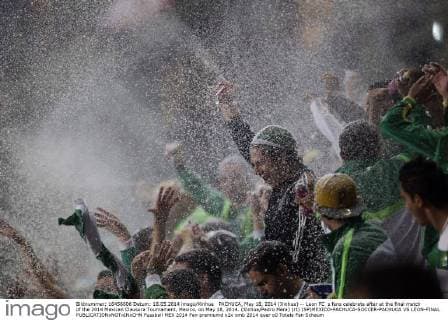 PACHUCA, May 18, 2014 (Xinhua) -- Leon FC s fans celebrate after at the final match of the 2014 Mexican Clausura Tournament, Mexico, on May 18, 2014. (Xinhua Pedro Mera) (rt) (SP)MEXICO-PACHUCA-SOCCER-PACHUCA VS LEON-FINAL 