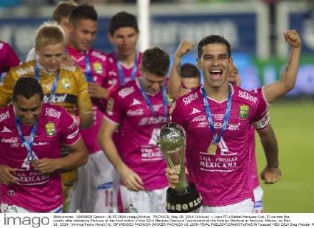 PACHUCA, May 18, 2014 (Xinhua) -- Leon FC s Rafael Marquez (1st, R) carries the trophy after defeating Pachuca at the final match of the 2014 Mexican Clausura Tournament at the Hidalgo Stadium in Pachuca, Mexico, on May 18, 2014. (Xinhua Pedro Mera) (rt) (SP)MEXICO-PACHUCA-SOCCER-PACHUCA VS LEON-FINAL 