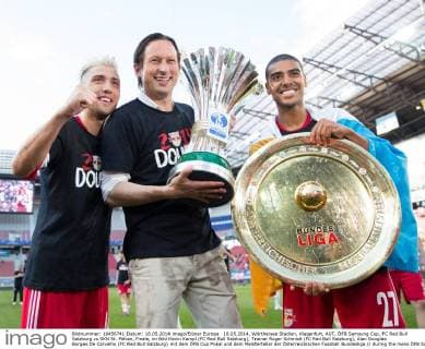 18.05.2014, Wörthersee Stadion, Klagenfurt, AUT, ÖFB Samsung Cup, FC Red Bull Salzburg vs SKN St. Pölten, Finale, im Bild Kevin Kampl (FC Red Bull Salzburg), Trainer Roger Schmidt (FC Red Bull Salzburg), Alan Douglas Borges De Carvalho (FC Red Bull Salzburg) mit dem ÖFB Cup Pokal und dem Meisterteller der Österreichischen Fussball Bundesliga during the mens ÖFB Samsung Cup final match between FC Red Bull Salzburg vs SKN St. Pölten at the Wörthersee Stadium, Klagenfurt, Austria on 2014 05 18.,  EP_gro E  