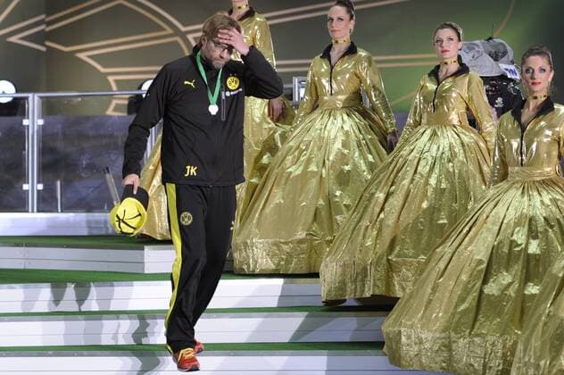 Fußball, DFB-Pokalfinale 2013 2014, Borussia Dortmund - FC Bayern München Juergen KLOPP (Trainer Borussia Dortmund),Enttaeuschung,Frust,enttaeuscht, frustriert,niedergeschlagen,Siegerehrung,geht vom Siegerpodium. Fussball DFB Pokal Finale der Maenner 2014, Borussia Dortmund (DO)-FC Bayern München (M) 0-2 n.V. am 17.05.2014,O LY M P I A S T A D I O N B E R L I N .
