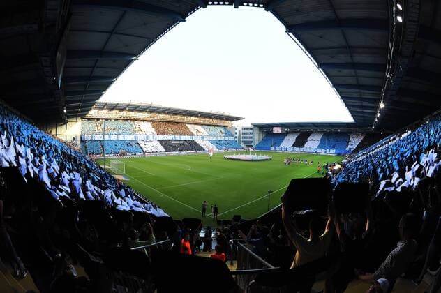 Fußball, Stadiongeschichte Arminia Bielefeld Bielefeld, Deutschland 19. Mai 2014: Relegation zur 2. Bundesliga 13 14 - Arminia Bielefeld. Bielefelder Fans mit einer Choreografie zu Spielbeginn. Mt