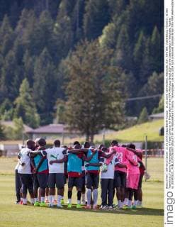 21.05.2014, Seeresidenz, Walchsee, AUT, FIFA WM, Vorbereitung Kamerun, im Bild Teamkreis during Trainingscamp of Team Camerun for Preparation of the FIFA Worldcup Brasil 2014 at the Seeresidenz in Walchsee, Austria on 2014 05 21.  EP_Fei  