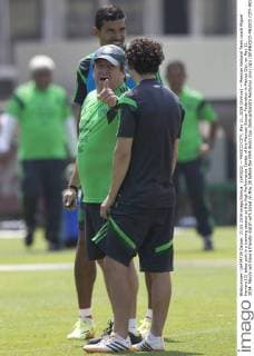 (140522) -- MEXICO CITY, May 21, 2014 (Xinhua) -- Mexican National Team coach Miguel Herrera (C) takes part in a training session at the High Performance Center of the Mexican Soccer Federation in Mexico City, on May 21, 2014. Mexico will have a friendly match with Israel on May 28 before the FIFA World Cup.(Xinhua Sandra Perdomo) (ron) (sp) (SP)MEXICO-MEXICO CITY-WORLD CUP 2014-NATIONAL TEAM 