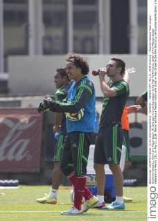 (140522) -- MEXICO CITY, May 21, 2014 (Xinhua) -- Mexican National Team players Guillermo Ochoa (L, front) and Miguel Layun (R) take part in a training session at the High Performance Center of the Mexican Soccer Federation in Mexico City, on May 21, 2014. Mexico will have a friendly match with Israel on May 28 before the FIFA World Cup.(Xinhua Sandra Perdomo) (ron) (sp) (SP)MEXICO-MEXICO CITY-WORLD CUP 2014-NATIONAL TEAM 