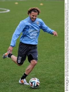 (140522) -- MONTEVIDEO, May 21, 2014 (Xinhua) -- Uruguay s national team player Diego Forlan takes part during a training session before the FIFA World Cup, at Uruguay Celeste complex, in Montevideo, capital of Uruguay, on May 21, 2014. (Xinhua Nicolas Celaya) (fnc) (SP)URUGUAY-MONTEVIDEO-WORLD CUP 2014-NATIONAL TEAM 