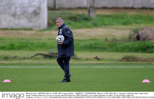 (140522) -- MONTEVIDEO, May 21, 2014 (Xinhua) -- Uruguay s national team head coach Oscar Tabarez takes part during a training session before the FIFA World Cup, at Uruguay Celeste complex, in Montevideo, capital of Uruguay, on May 21, 2014. (Xinhua Nicolas Celaya) (fnc) (SP)URUGUAY-MONTEVIDEO-WORLD CUP 2014-NATIONAL TEAM 