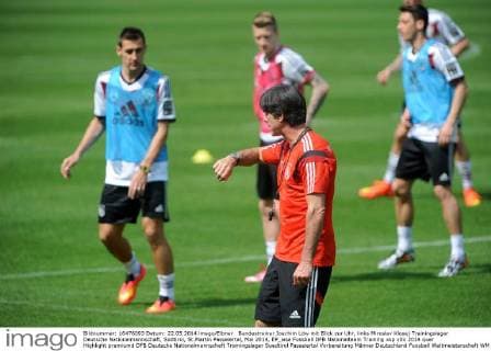 Bundestrainer Joachim Löw mit Blick zur Uhr, links Miroslav Klose) Trainingslager Deutsche Nationalmannschaft, Südtirol, St.Martin Passeiertal, Mai 2014, EP_wse