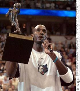 May 5, 2004 - U.S. - KRT SPORTS STORY SLUGGED: BKN-KINGS-TIMBERWOLVES KRT PHOTO BY SHERRI LAROSE ST. PAUL PIONEER PRESS (May 4) MINNEAPOLIS, MN -- Minnesota s Kevin Garnett talks to the crowd as he displays his MVP trophy before a game against Sacramento on Tuesday, May 4, 2004. (gsb) 2004 News Archive - May 5, 2004 - ZUMAm67