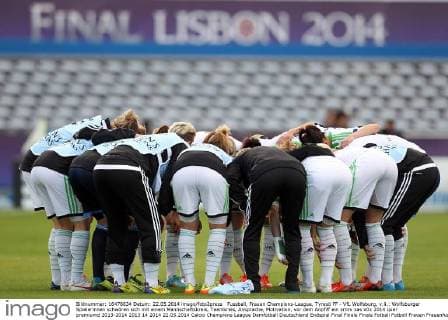 Fussball, Frauen Champions-League, Tyresö FF - VfL Wolfsburg, v.li.: Wolfsburger Spielerinnen schwören sich mit einem Mannschaftskreis, Teamkreis, Ansprache, Motivation, vor dem Anpfiff ein xmrx
