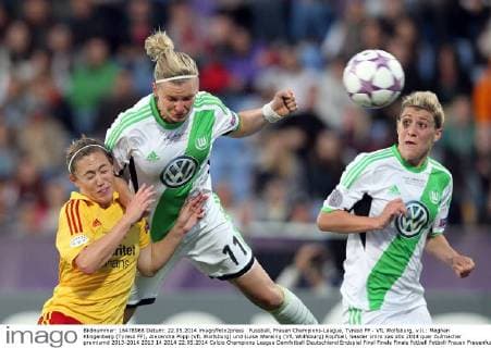 Fussball, Frauen Champions-League, Tyresö FF - VfL Wolfsburg, v.li.: Meghan Klingenberg (Tyresö FF), Alexandra Popp (VfL Wolfsburg) und Luisa Wensing (VfL Wolfsburg) Kopfball, header xmrx