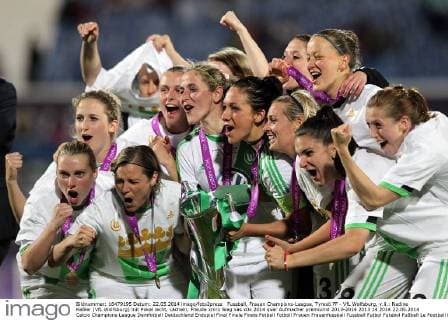 Fussball, Frauen Champions-League, Tyresö FF - VfL Wolfsburg, v.li.: Nadine Keßler (VfL Wolfsburg) mit Pokal lacht, Lächeln, Freude xmrx