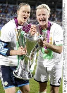 VfL Wolfsburg s Almuth Schult (l) and Nilla Fischer celebrate the victory in the UEFA Women s Champions League 2013 2014 Final match.May 22,2014.  (20140522191)