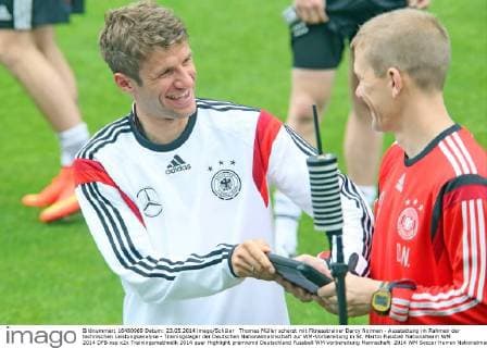 Thomas Müller scherzt mit Fitnesstrainer Darcy Norman - Ausstattung im Rahmen der technischen Leistungsanalyse - Trainingslager der Deutschen Nationalmannschaft zur WM-Vorbereitung in St. Martin