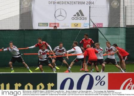 Spieler trainieren mit Gummibändern - Trainingslager der Deutschen Nationalmannschaft zur WM-Vorbereitung in St. Martin