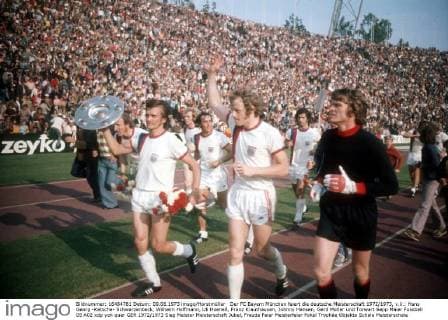 Der FC Bayern München feiert die deutsche Meisterschaft 1972 1973, v.li.: Hans Georg -Katsche- Schwarzenbeck, Wilhelm Hoffmann, Uli Hoeneß, Franz Krauthausen, Johnny Hansen, Gerd Müller und Torwart Sepp Maier