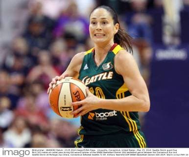 Uncasville, Connecticut, United States - May 23, 2014: Seattle Storm guard Sue Bird (10) makes an outlet pass during the second quarter of the WNBA Basketball Damen USA basketball game between the Connecticut Sun and Seattle Storm at Mohegan Sun Arena. Connecticut defeated Seattle 71-59. Anthony Nesmith CSM WNBA Basketball Damen USA 2014: Storm vs Sun MAY 23 - ZUMAc04