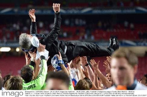 24.05.2014, xjhx, Fussball Champions League Finale, Real Madrid - Atletico Madrid, v.l. Trainer Carlo Ancelotti (Real Madrid) wird hochgeworfen