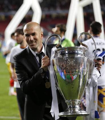Co-Trainer, Sportdirektor Zinedine Zidane (Real Madrid CF) with the trohphy during the final of the Champions league between Real Madrid and Atletico Madrid, Estadio da Luz in Lisbon on May 24., 2014. Real Madrid gegen Atletico Madrid im Finale der Champions League, Saison 2013 2014 am 24. Mai 2014.