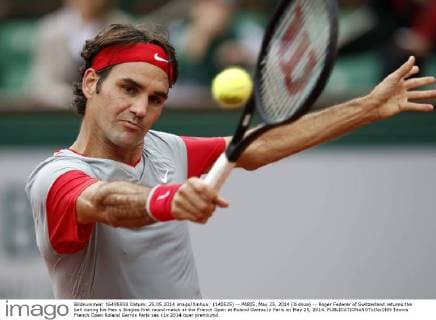 (140525) -- PARIS, May 25, 2014 (Xinhua) -- Roger Federer of Switzerland returns the ball during his Men s Singles first round match at the French Open at Roland Garros in Paris on May 25, 2014. 