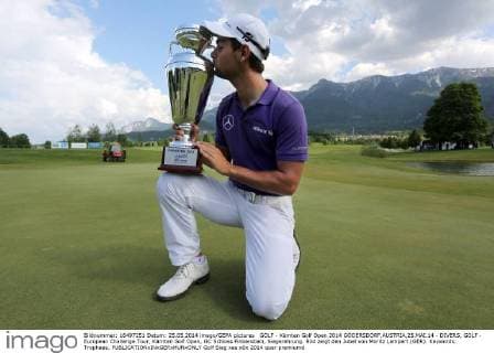 GOLF - Kärnten Golf Open 2014 GÖDERSDORF,AUSTRIA,25.MAI.14 - DIVERS, GOLF - European Challenge Tour, Kärnten Golf Open, GC Schloss Finkenstein, Siegerehrung. Bild zeigt den Jubel von Moritz Lampert (GER). Keywords: Trophaee. 