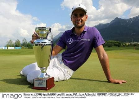 GOLF - Kärnten Golf Open 2014 GÖDERSDORF,AUSTRIA,25.MAI.14 - DIVERS, GOLF - European Challenge Tour, Kärnten Golf Open, GC Schloss Finkenstein, Siegerehrung. Bild zeigt den Jubel von Moritz Lampert (GER). Keywords: Trophaee. 