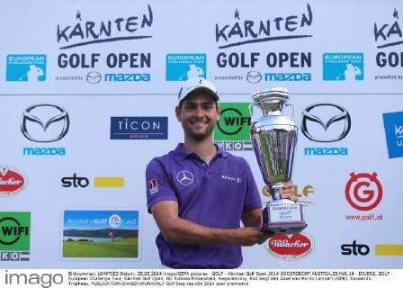 GOLF - Kärnten Golf Open 2014 GÖDERSDORF,AUSTRIA,25.MAI.14 - DIVERS, GOLF - European Challenge Tour, Kärnten Golf Open, GC Schloss Finkenstein, Siegerehrung. Bild zeigt den Jubel von Moritz Lampert (GER). Keywords: Trophaee. 