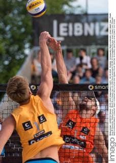 25.05.2014, Münster, Schlossplatz Beachvolleyball, smart beach tour, Finale Angriff Alexander Walkenhorst - Block Eric Koreng