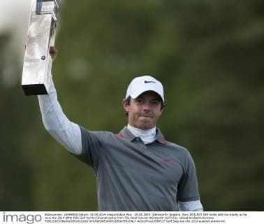 25.05.2014. Wentworth, England. Rory MCILROY NIR holds aloft his trophy as he wins the 2014 BMW PGA Golf Herren Championship from The West Course Wentworth Golf Club. xStephenxBartholomewx  ActionPlus20596537