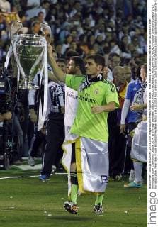 Real Madrid s Iker Casillas celebrates with supporters after winning the UEFA Champions League 2014, at Santiago Bernabeu stadium. 