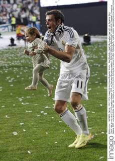 Real Madrid s Gareth Bale celebrates with his daughter Alba Violet after winning the UEFA Champions League 2014, at Santiago Bernabeu stadium. 