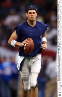 Feb. 3, 2002 - U.S. - KRT SPORTS STORY SLUGGED: SUPERBOWL KRT PHOTOGRAPH BY PATRICK SCHNEIDER CHARLOTTE OBSERVER (February 3) NEW ORLEANS, LA - New England starting quarterback Tom Brady warms up prior to Super Bowl XXXVI at the Louisiana Superdome, Sunday, February 3, 2002. (CH) NC KD BL 2002 (Vert) (Digital image) (smd) -- NO MAGS, NO SALES News Archive - Feb. 3, 2002 - ZUMAm67