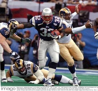 Feb. 3, 2002 - U.S. - KRT SPORTS STORY SLUGGED: SUPERBOWL KRT PHOTOGRAPH BY DAVID PURDY BILOXI SUN HERALD (February 3) NEW ORLEANS, LA - New England s Antowain Smith (32) runs up the middle of the field in the first quarter of Super Bowl XXXVI at the Louisiana Superdome, Sunday, February 3, 2002. (BI) NC KD BL 2002 (Sq) (Digital image) (smd) News Archive - Feb. 3, 2002 - ZUMAm67