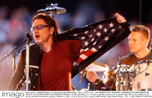 Feb. 3, 2002 - U.S. - KRT SPORTS STORY SLUGGED: SUPERBOWL KRT PHOTOGRAPH BY PATRICK SCHNEIDER CHARLOTTE OBSERVER (February 3) NEW ORLEANS, LA - U2 lead singer Bono performs during the Super Bowl XXXVI halftime show at the Louisiana Superdome, Sunday, February 3, 2002. (CH) NC KD BL 2002 (Horiz) (Digital image) (smd) News Archive - Feb. 3, 2002 - ZUMAm67