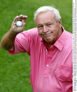 April 13, 2002 - U.S. - KRT SPORTS STORY SLUGGED: MASTERS KRT PHOTO BY JASON CLARK THE STAMP (April 13) AUGUSTA, GA -- Arnold Palmer tips his hand to the crowd after finishing the 15th hole during his final round at The Masters on Saturday, April 13, 2002 in Augusta, Georgia. (CS) NC KD BL 2002 (Vert) (mvw) News Archive - April 13, 2002 - ZUMAm67