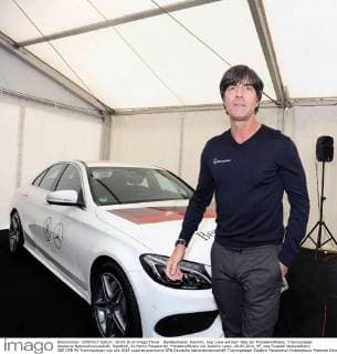 Bundestrainer Joachim, Jogi Löw auf dem Weg zur Pressekonferenz. Trainingslager Deutsche Nationalmannschaft, Südtirol, St.Martin Passeiertal, Pressekonferenz mit Joachim Löw, 26.05.2014, EP_wse