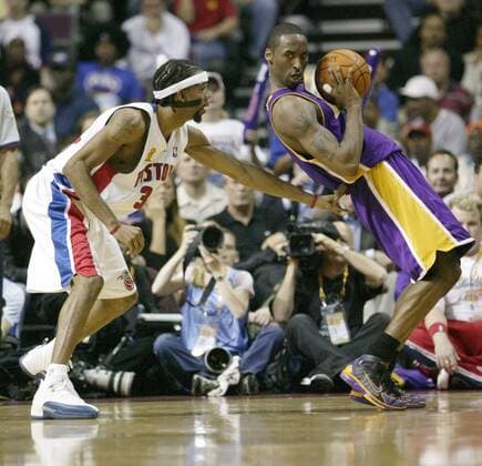 June 10, 2004 - U.S. - KRT SPORTS STORY SLUGGED: LAKERS-PISTONS KRT PHOTOGRAPH BY MANDI WRIGHT DETROIT FREE PRESS (June 10) AUBURN HILLS, MI -- Detroit s Richard Hamilton plays defense on the Lakers Kobe Bryant during the second quarter of Game 3 of the NBA Basketball Herren USA Finals on Thursday, June 10, 2004. (mvw) 2004 News Archive - June 10, 2004 - ZUMAm67
