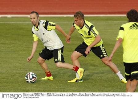 Andres Iniesta - Gerard Deulofeu. Spain s national team training session. In this picture, Iniesta and Deulofeu. xJOSExA.xGARCIAx 