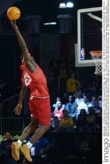 Feb. 13, 2004 - U.S. - KRT SPORTS STORY SLUGGED: ALLSTARS-ROOKIES KRT PHOTO BY BOB DEMAY AKRON BEACON JOURNAL (February 13) LOS ANGELES, CA -- Cleveland s LeBron James soars to the basket during practice for the rookie game during NBA Basketball Herren USA All-Star weekend on Friday, February 13, 2004. (gsb) 2004 News Archive - Feb. 13, 2004 - ZUMAm67
