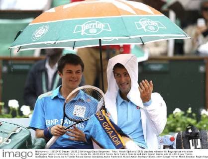 Foto : Novak Djokovic (SRB) plaudert während der Regenpause mit einem Balljungen Tennis French Open Paris , 1. Runde Mo. 26.05.2014