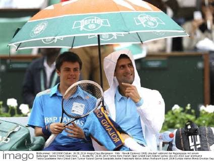 Foto : Novak Djokovic (SRB) plaudert während der Regenpause mit einem Balljungen Tennis French Open Paris , 1. Runde Mo. 26.05.2014