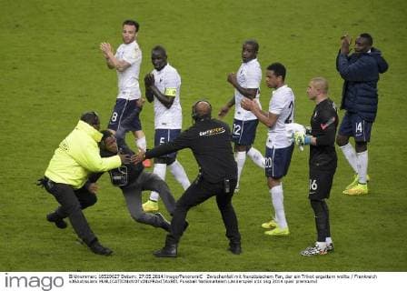 Zwischenfall mit französischem Fan, der ein Trikot ergattern wollte Frankreich xJBAutissierx 