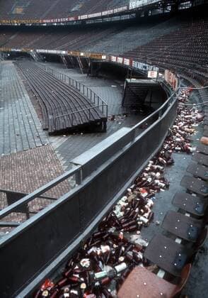 Leere Flaschen und Dosen im Feijenoord-Stadion in Rotterdam