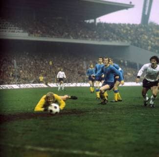BR Deutschland - Schweden in Hamburg, v.li.: Torwart Ronnie Hellström, Kent Karlsson (Schweden), Gerd Müller (BRD)