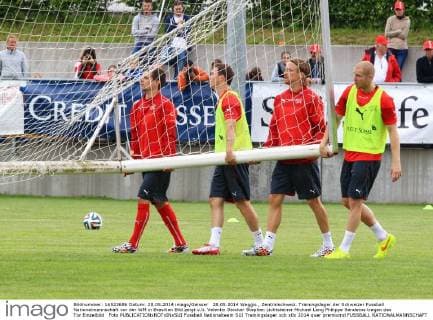 28.05.2014 Weggis , Zentralschweiz. Trainingslager der Schweizer Fussball Nationalmannschaft vor der WM in Brasilien Bild zeigt v.li. Valentin Stocker Stephan Lichtsteiner Michael Lang Philippe Senderos tragen das Tor Einzelbild Foto 