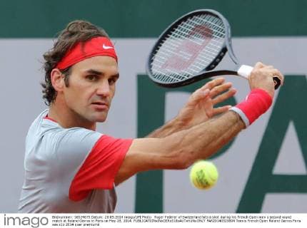 Roger Federer of Switzerland hits a shot during his French Open men s second round match at Roland Garros in Paris on May 28, 2014.  PAR20140528804