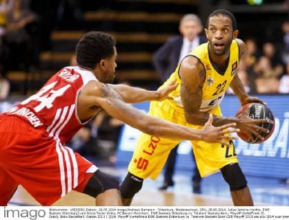 Oldenburg, Niedersachsen, DEU, 28.05.2014, Julius Jenkins (rechts, EWE Baskets Oldenburg) und Bryce Taylor (links, FC Bayern München). EWE Baskets Oldenburg vs. Telekom Baskets Bonn. Playoff Viertelfinale (5. Spiel), Beko Basketball, Saison 2013 2014. Playoff Viertelfinale EWE Baskets Oldenburg vs. Telekom Baskets Bonn