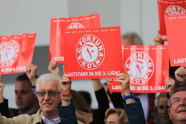 Fußball, Stadiongeschichte SC Fortuna Köln Hinspiel der Entscheidungsspiele für die Qualifikation zu Dritten Liga Fortuna Köln am Mittwoch, 28. Mai 2014 im Südstadion in Köln-Zollstock Fans halten Papptafeln mit der Aufschrift - Lautstark in die 3. Liga - in die Höhe Fortuna Köln