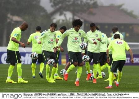 (140529) -- TELESOPOLIS, May 29, 2014 (Xinhua) -- Players of the Brazil s national football team take part in an open trainning session for the 2014 World Cup in Telesopolis of Rio de Janeiro State in Brazil, May 28, 2014. (Xinhua Xu Zijian) (SP)BRAZIL-TELESOPOLIS-BRAZILIAN NATIONAL FOOTBALL TEAM-TRAINING 
