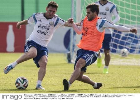 (140529) -- EZEIZA, May 29, 2014 (Xinhua) -- Argentina s national soccer team players Lionel Messi (L) and Fernando Gago take part in a training session in Ezeiza City May 28, 2014. 