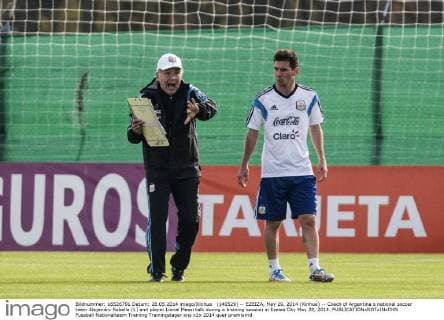 (140529) -- EZEIZA, May 29, 2014 (Xinhua) -- Coach of Argentina s national soccer team Alejandro Sabella (L) and player Lionel Messi talk during a training session in Ezeiza City May 28, 2014. 